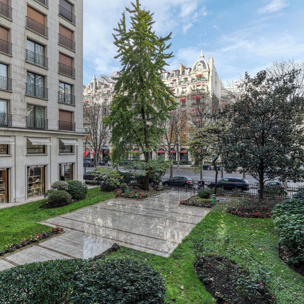 MONTAIGNE EXECUTIVE SUITE