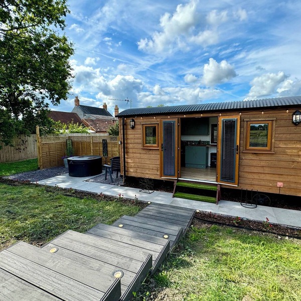 MOOFFITCH RIVERVIEW HUT, pet friendly, with hot tub in Gloucester