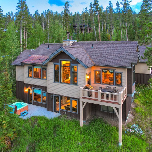 Moose Crossing-Luxury Amenities-Peaceful Location-Mountain Views-Great Rates