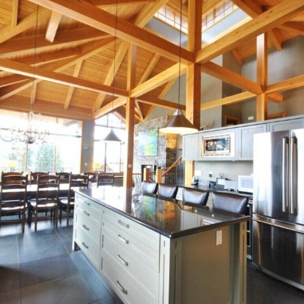 Moosehead Lodge: Stunning 4 bdrm/4 bath chalet. Ski in/ski out, private Hot Tub