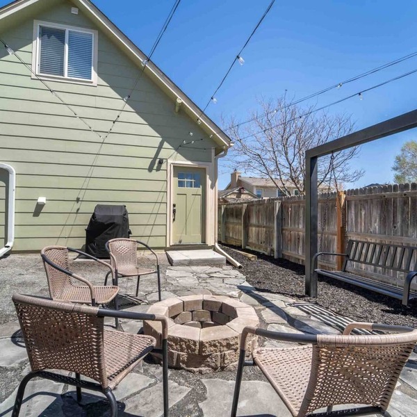 ‼️Morrison Getaway‼️ - 2BR House, BBQ , Free Parking