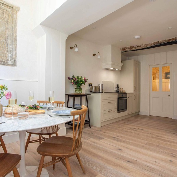 Moss Cottage - Charming Village Retreat
