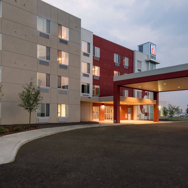 Motel 6 Airdrie, AB