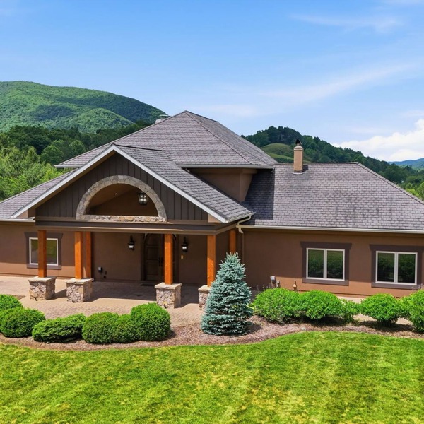 Mount Ever After-Mountain home with hot tub, game room, and views