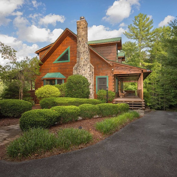 Mountain Cabin, Great Decks, WiFi, Pool Table, Ping Pong Table, & Foosball