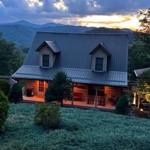 Mountain Cabin, Screen Porch, Hot Tub, Jacuzzi Tub, WiFi