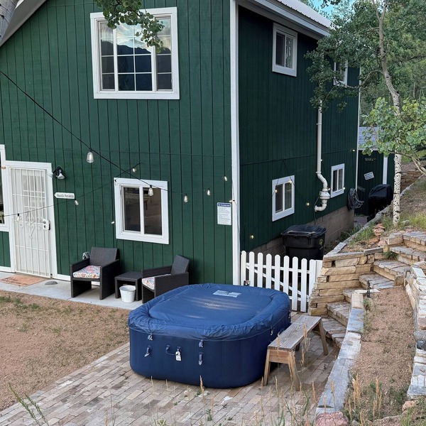Mountain Escape Cabin with hottub. Pet Friendly!