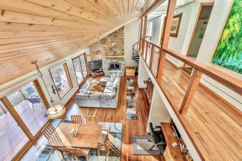 Mountain house w/stunning views & gourmet kitchen
