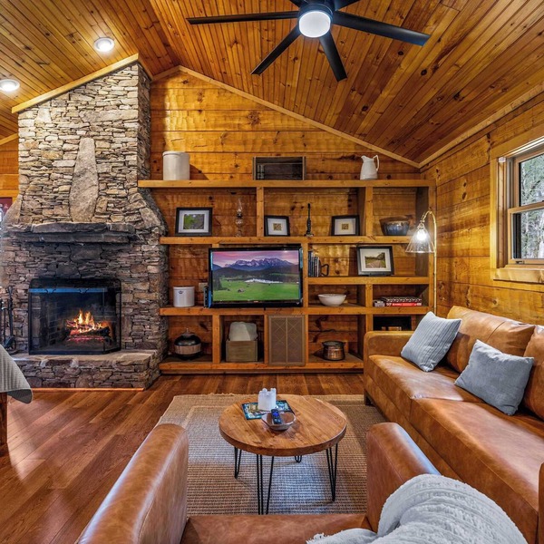 Mountain-Modern Cabin w/BIG Jet Tub