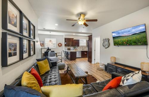 Mountain Peaks Getaway 4BR4BA Pet-Friendly Central AC Near Downtown Trails