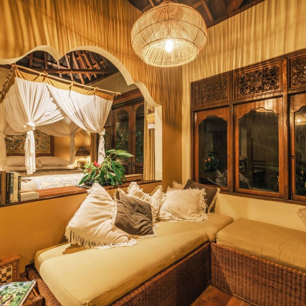 Mountain retreat perfect for couples. Beautiful natural views!