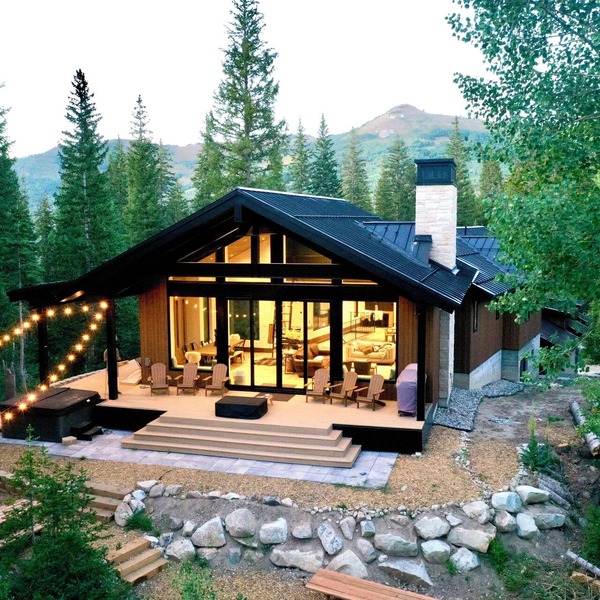 Mountain sanctuary with spa and sauna. Walk to the lifts and trails.