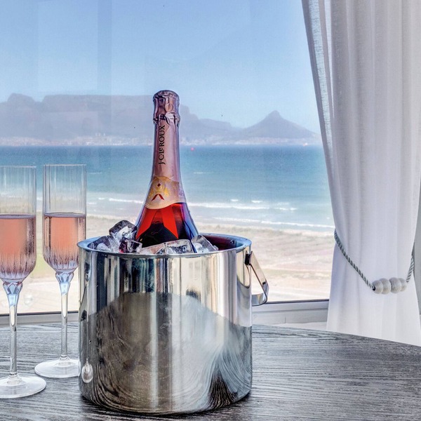 Mountain Tide Beachfront Apartment Table Mountain & Ocean Views with Pool & BBQ