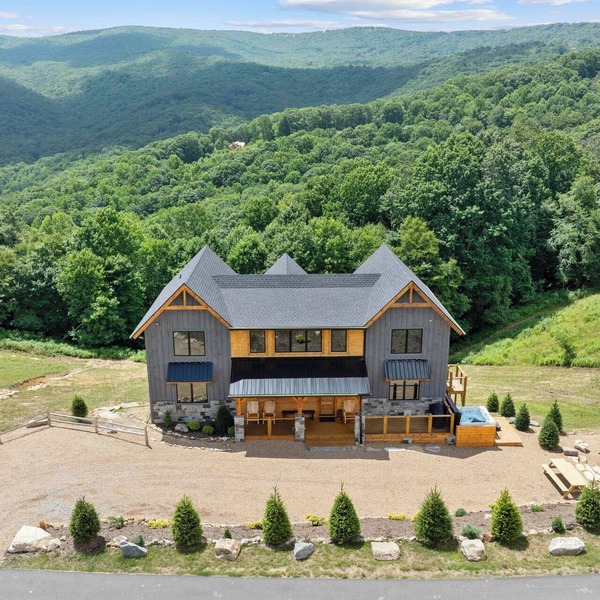 Mountain Time Lodge at Eagles Nest - six suites, pool table, huge views
