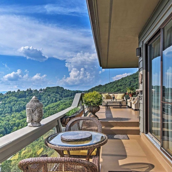 Mountain top villa with chef's kitchen & panoramic deck