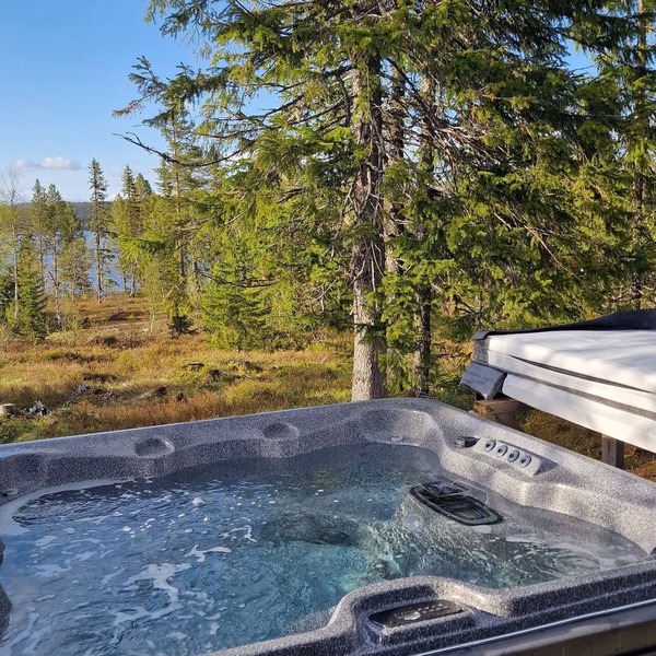 Mountain tranquility with jacuzzi, fire pit & winter magic – Northern Lights