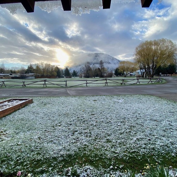Mountain view 4 BR w/two decks, fenced backyard, and wood-burning fireplace