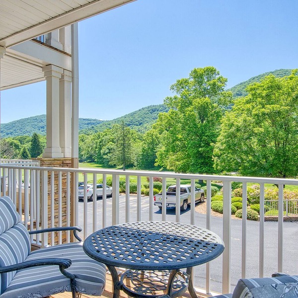 Mountain View and 8th green! 70" TV, gas fireplace, Fast WIFI,Amenities included