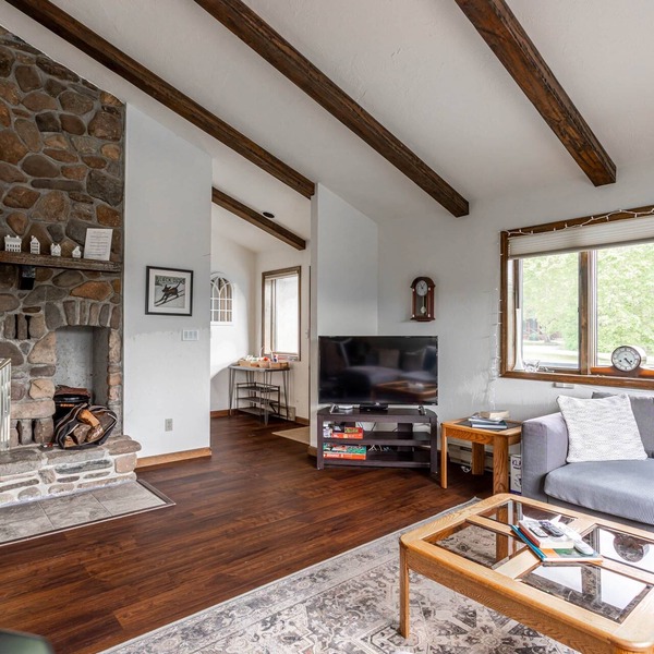 Mountain view apartment, 5mins to Ski Area!