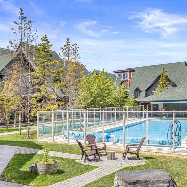 Mountain View Chalet - Large Outdoor Pool and Hot tub - Pet Friendly