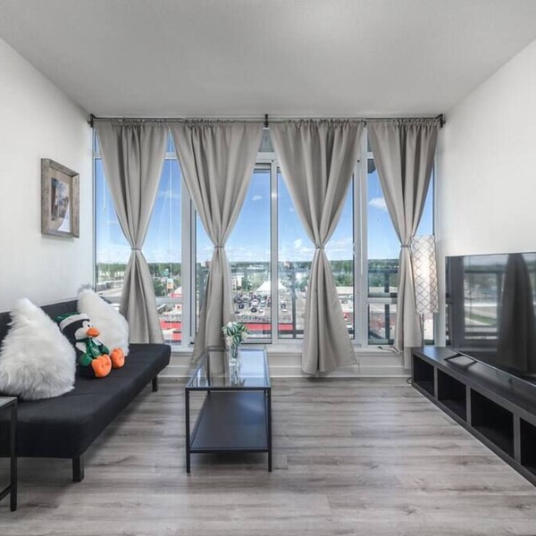 mountain view Condo by UofC/LRT/free parking/gym/easy access to Banff