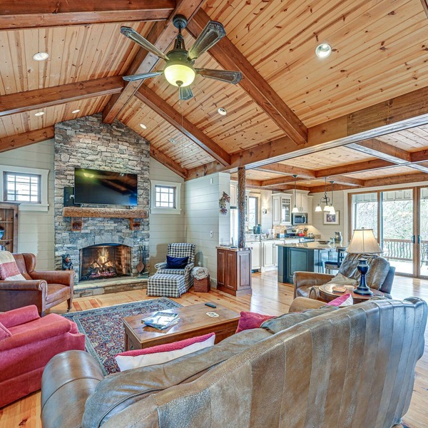 Mountain-View Georgia Cabin w/2 Decks