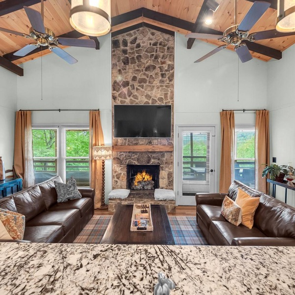 Mountain View! Hot Tub! King Beds! Club Access! Pet friendly