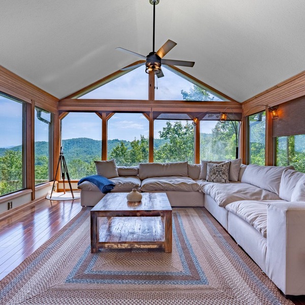 Mountain View/Jacuzzi/Fire pit/Close to Downtown. Pet Friendly!