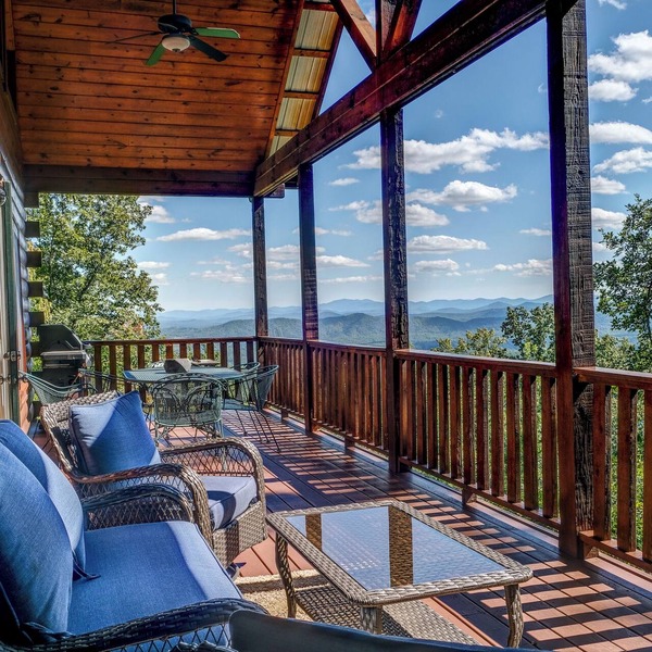 Mountain View Log Cabin w Theater & Game room