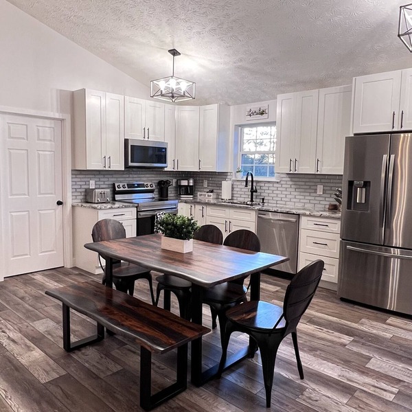 Mountain View Modern Cottage in the Smokies W/Hot Tub, Newly Renovated.