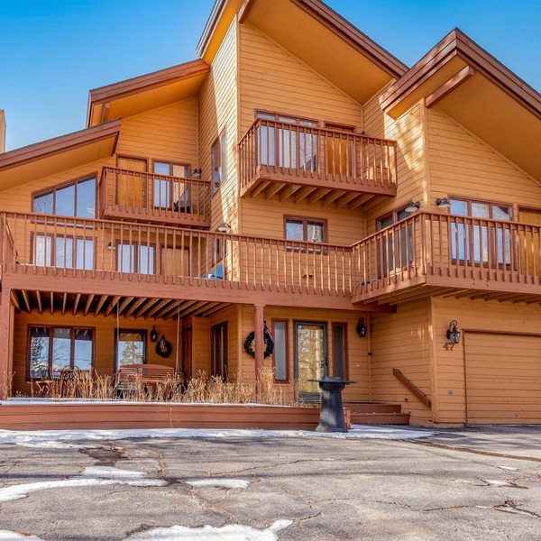 Mountain-view retreat with hot tub, fireplace, balconies & W/D - skiing nearby
