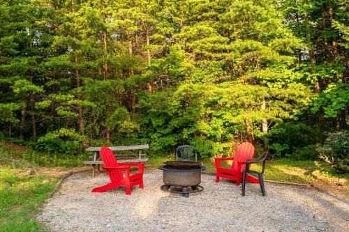 Mountain Views, Hot Tub, Fire Pit & Pool Table