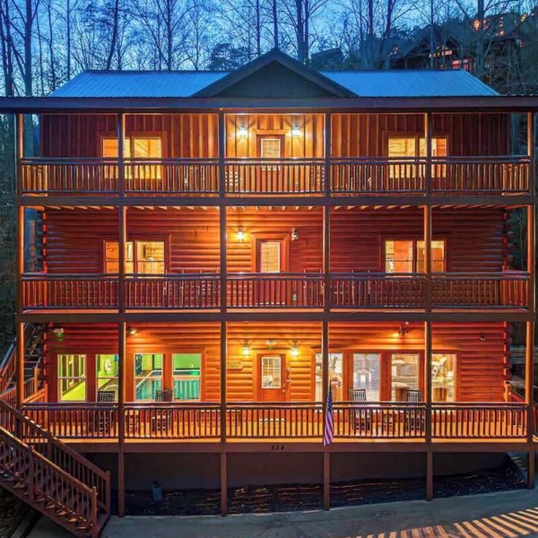 Mountain Views, Indoor Pool, Game Room, By Parkway, Six Bedroom Home Including Four King Suites, Hot Tub, Minutes to Dollywood, Gatlinburg & Great Smoky Mountains National Park, 24 Hr Hospitality