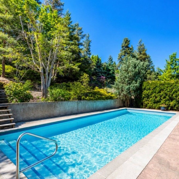 Mountain Views & Private Pool, Kelowna