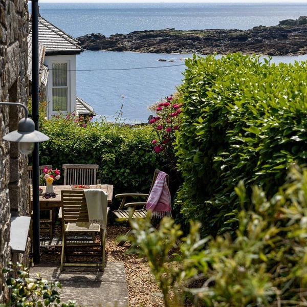Mousehole Cottage: sea views, parking & close to village centre, dog friendly.