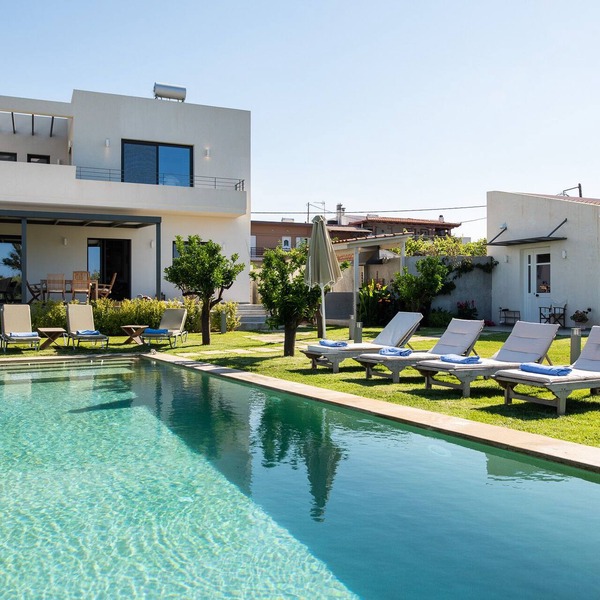 MOUSIKI, elegant villa with pool, terrace, and garden. 450 m from the beach