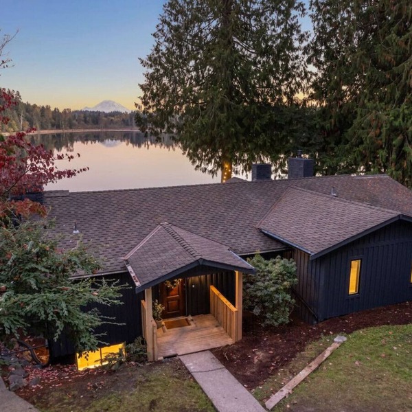 Mt Rainier Lakefront · Hot Tub · Kayaks · Sleep 11