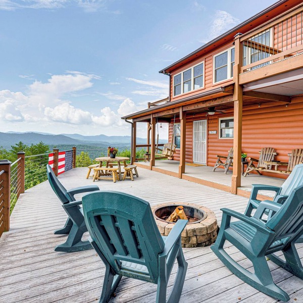 Mtn-View Cabin: Deck & Pets Welcome in Murphy