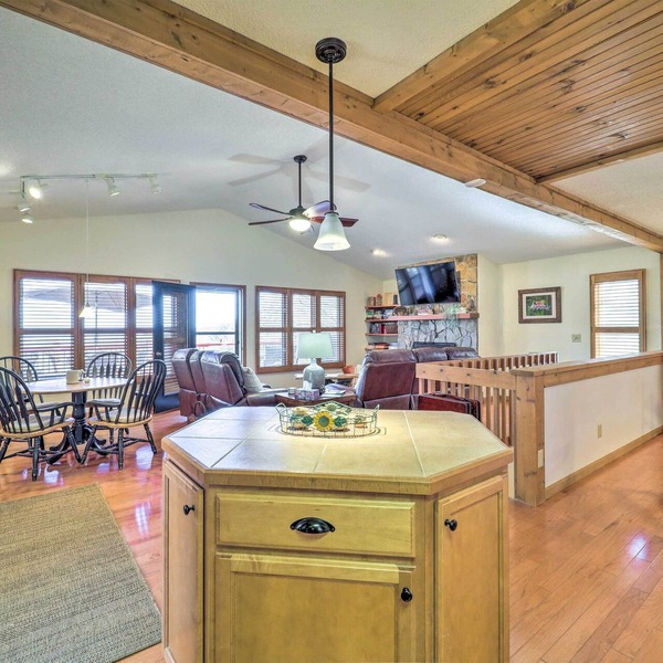 Mtn-view Cabin w/Deck, 2 Mi to Beech Mtn Slopes!