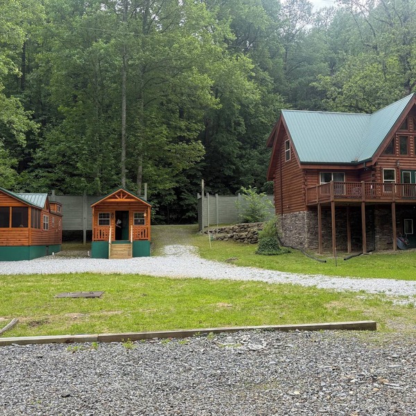 Nantahala Riverfront Paradise! Papa Bear Cabin + 2 Tiny Homes - Sleeps Up to 14!