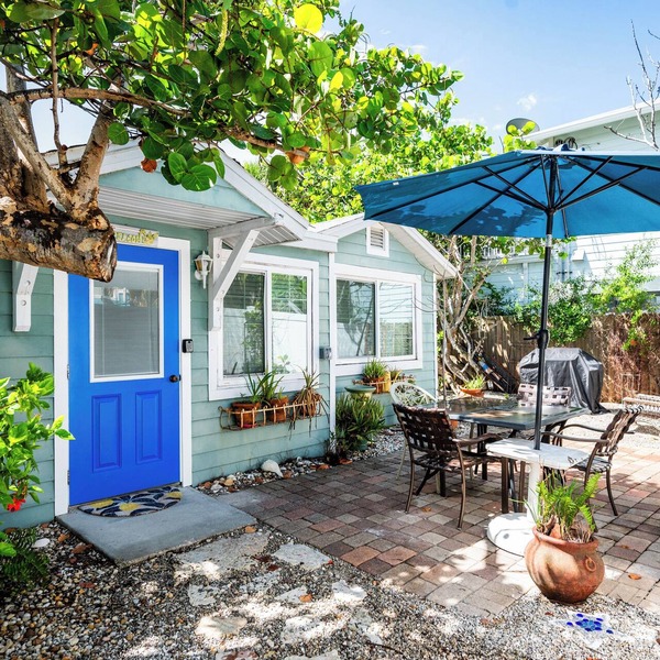 Naut 2 Shabby Bungalow - A sweet and cozy getaway on Pine Avenue!