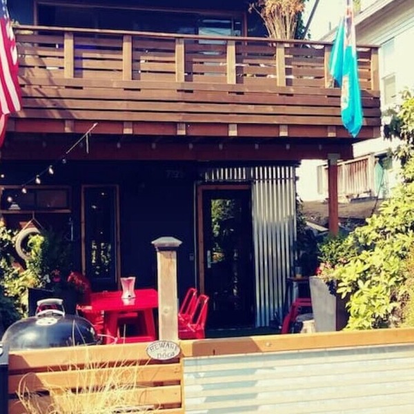 Nautical Theme, Clean, Romantic, Fire Pit, 420 & small pet friendly,near dining
