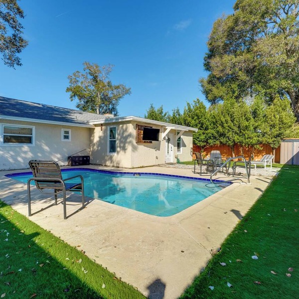 Near Fishing: Palm Harbor Studio w/Pool Access!