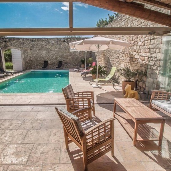Near Saint-Rémy-de-Provence, air-conditioned farmhouse 10P., heated pool.
