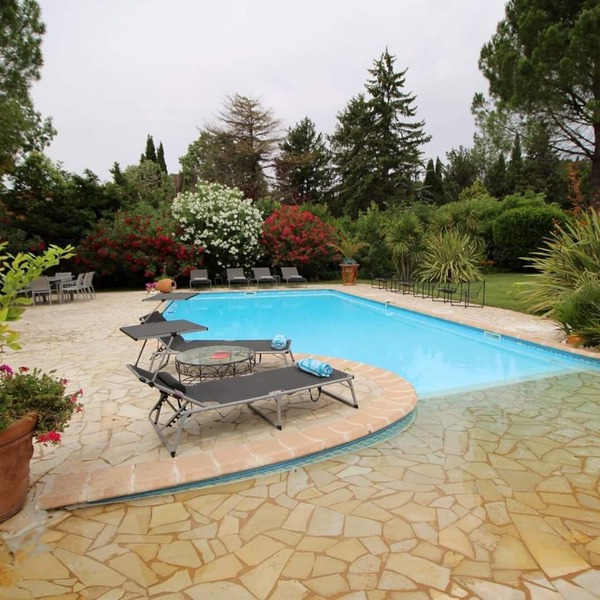 Near St-Rémy-de-Provence, holiday villa with nice pool, pets welcome (1).