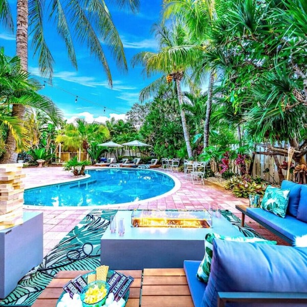 NEW! 5 BED/5 MIN TO BEACH/HTD POOL/HOT TUB/BAR