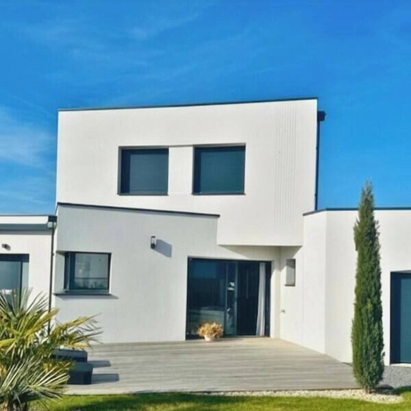 New architect-designed villa for 8 people, 4 bedrooms, enclosed garden, terrace, pétanque