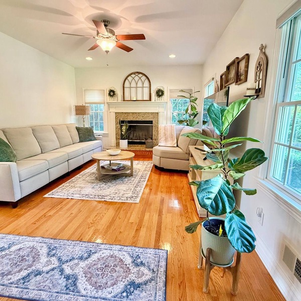 NEW" Cozy pristine home in Union County NJ, Mins to NYC free coffee, Smart Tvs
