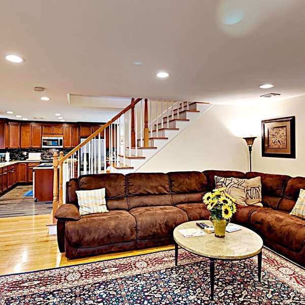 New, dog-friendly 5-bed home. Steps to Keyes Beach, Main Street, and Harbor!