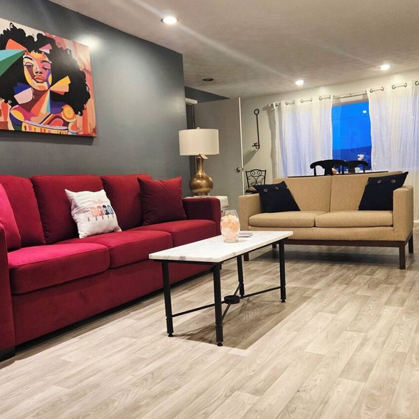 NEW ! " Extended Stay " 2 bed spacious retro flow with fire place -min from DT